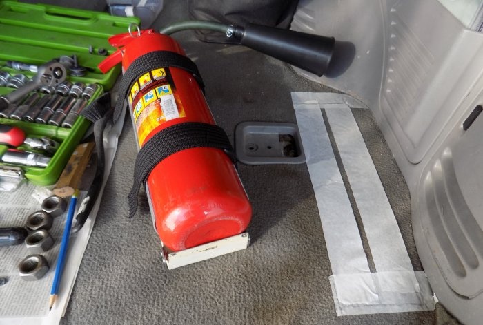 Suport per a extintors de cotxes