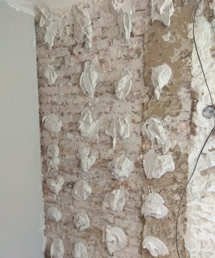 Installazione fai-da-te di muro a secco sul muro