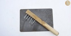 Simpleng brush na may metal bristles