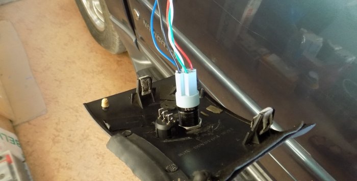 Pridėkite relės bloką prie automobilio DRL registratoriaus pneumatinio signalo