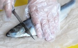 Cách làm sạch cá trích nhanh chóng và không có xương