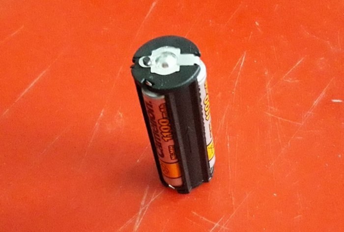 Ändring av en ficklampa från AAA-batterier till ett 18650-batteri