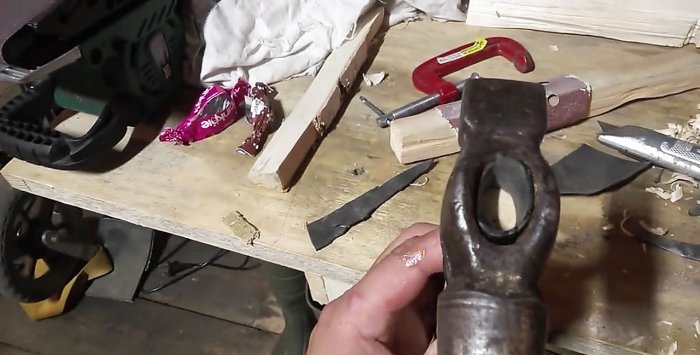 Kā stingri ievietot āmuru uz roktura bez ķīļa