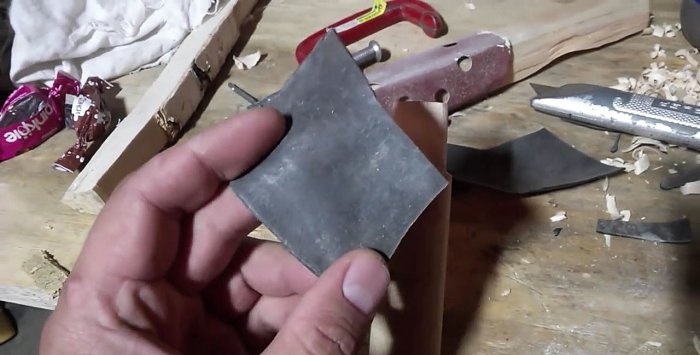 Sådan placeres en hammer fast på et håndtag uden en kil