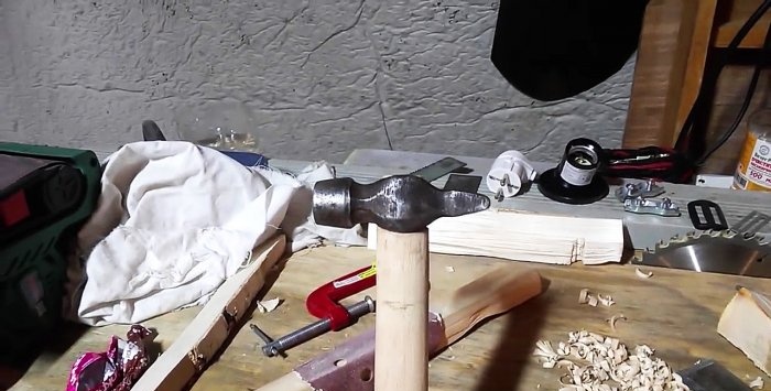 Sådan placeres en hammer fast på et håndtag uden en kil