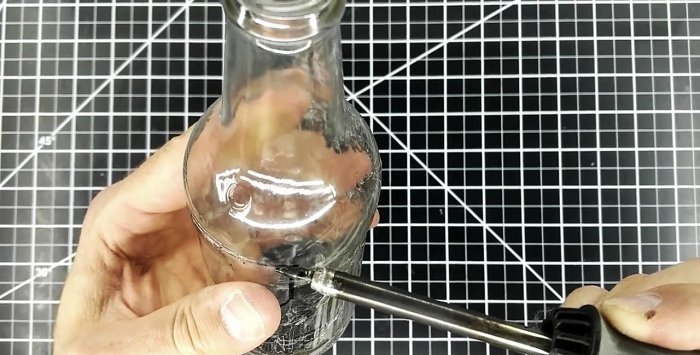 Hur man gör ett hål i en flaska med hjälp av en lödkolv