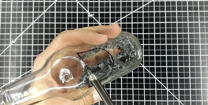 Hur man gör ett hål i en flaska med hjälp av en lödkolv