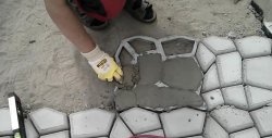 Tee-se-itse-terassin päällystys kotitekoisilla betonilaatoilla