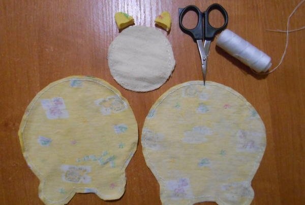 Hur man skapar en mjuk leksak med gul gris för nyåret