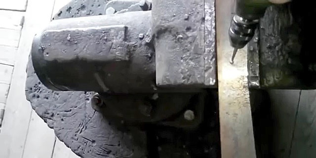 Hur man bränner ett hål i härdat stål