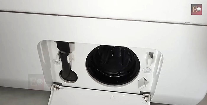 Kā notīrīt veļas mašīnu no mēroga un netīrumiem ar sodas un etiķa palīdzību