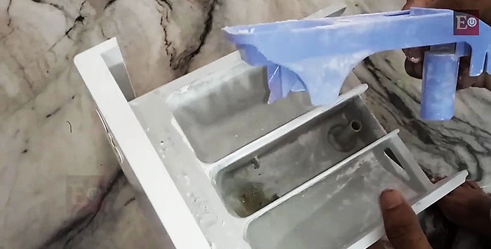 Kā notīrīt veļas mašīnu no mēroga un netīrumiem ar sodas un etiķa palīdzību