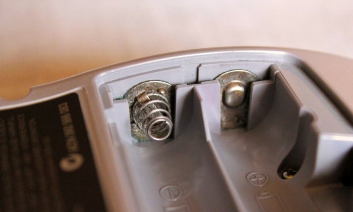 Rengöring av kontakter efter batteriläckage