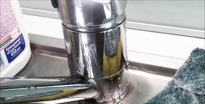 Wasserhahn repariert einen Einhebelmischer