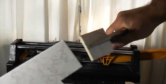 Hoe maak je een rechthoekige uitsparing in keramische tegels