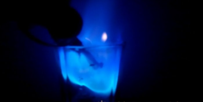 Enkelt experiment Blå flamma