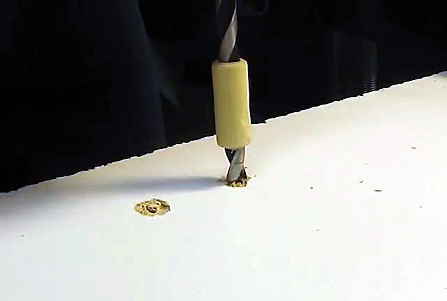 Cum să restaurați o gaură spartă pentru un șurub de PAL