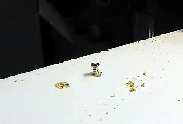 Hur man återställer ett trasigt hål för en spånskruv