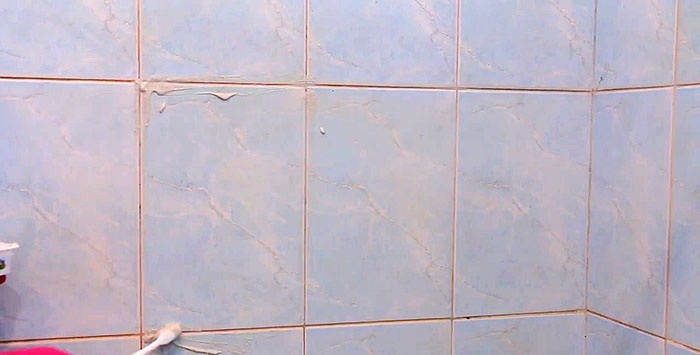 Hur man vitnar tegelsömmar i badrummet