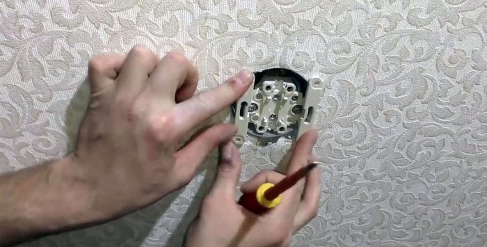 Sådan installeres en stikkontakt, hvis der er korte ledninger