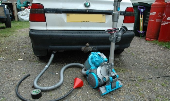 How to use a vacuum cleaner to find a leak in the exhaust manifold of a car