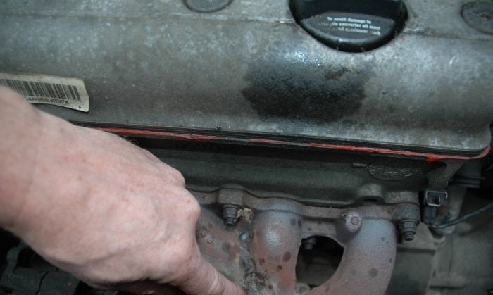 Cara menggunakan pembersih vakum untuk mencari kebocoran di dalam manifold ekzos kereta