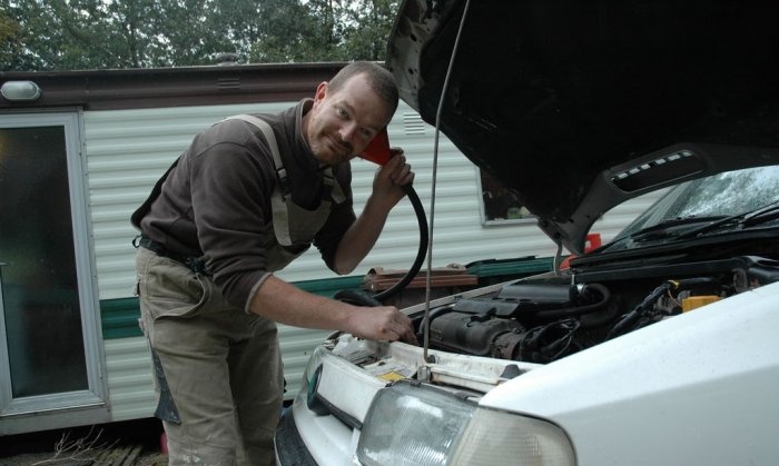Hoe een stofzuiger te gebruiken om een ​​lek in het uitlaatspruitstuk van een auto te vinden
