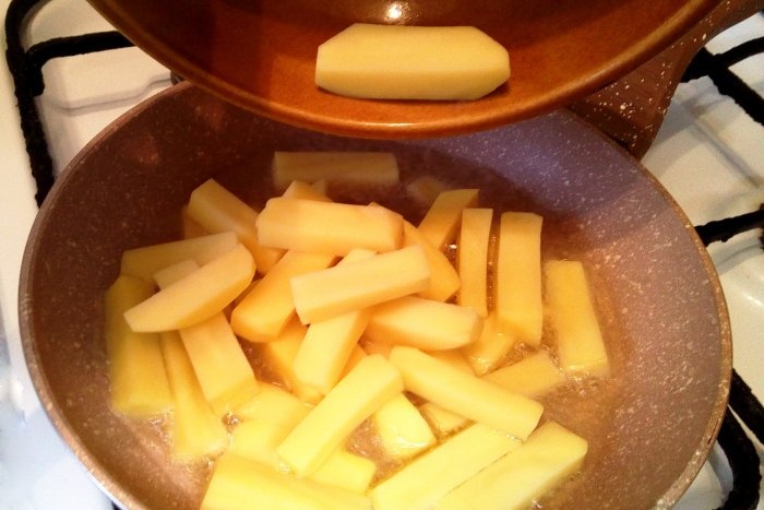 Çıtır çıtır patatesleri basit ve hızlı bir şekilde kızartmak