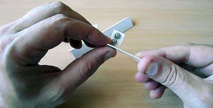 Een eenvoudig hulpmiddel voor het regelen van de juiste hoek bij het handmatig slijpen van een mes