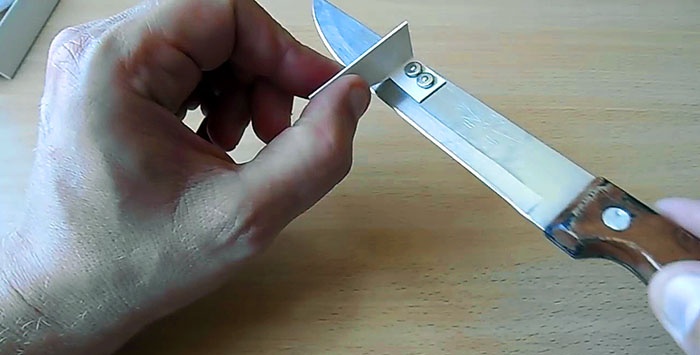 A simple tool for controlling the correct angle when manually sharpening a knife
