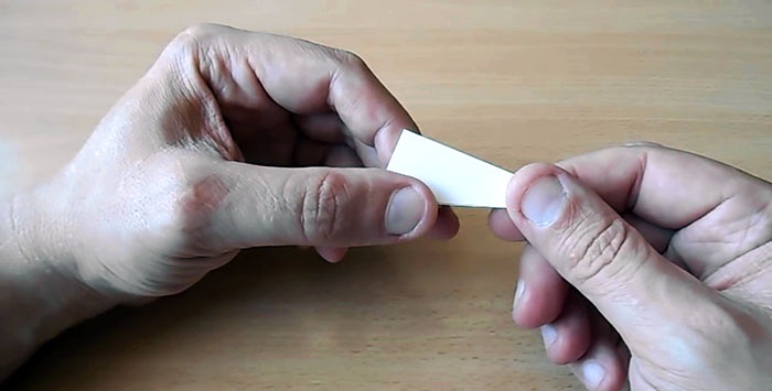 Un instrument simplu pentru controlul unghiului corect atunci când tăiați manual un cuțit