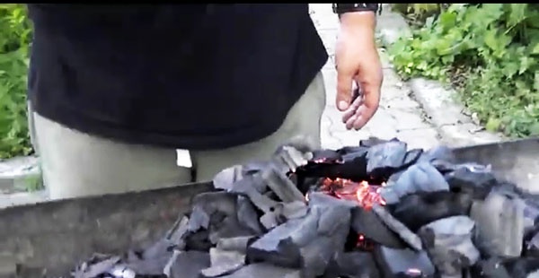 Phương pháp đốt than không cần chất lỏng để đánh lửa