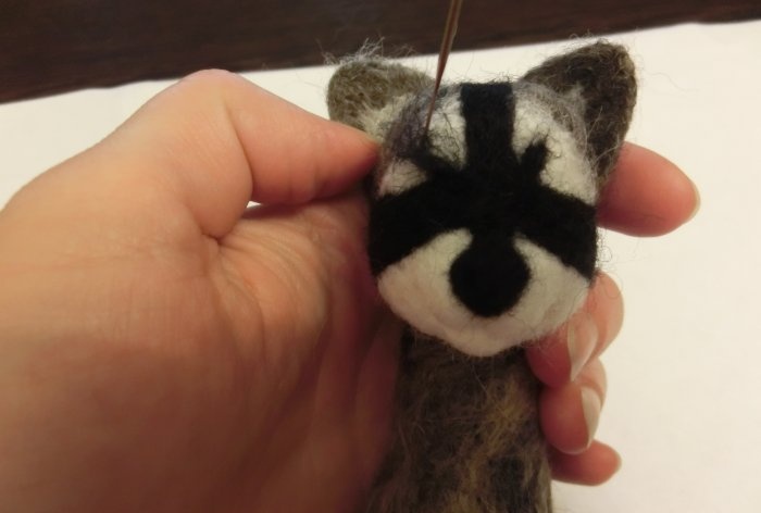 Pininturahan na raccoon ng lana