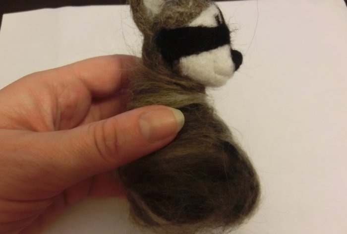 Pininturahan na raccoon ng lana