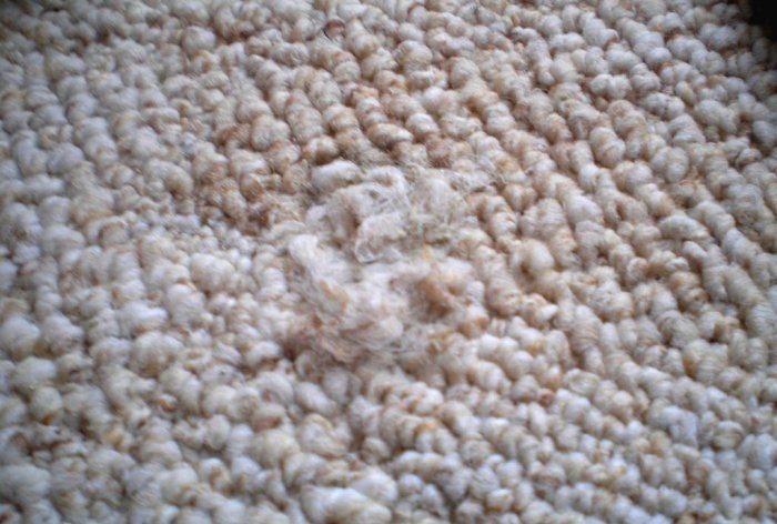 Как да поправите изгорял килим