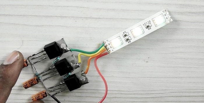 Vienkāršākais kontrolieris, lai pārslēgtu RGB LED sloksnes uz trim tranzistoriem