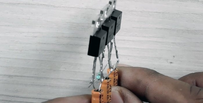Vienkāršākais kontrolieris, lai pārslēgtu RGB LED sloksnes uz trim tranzistoriem