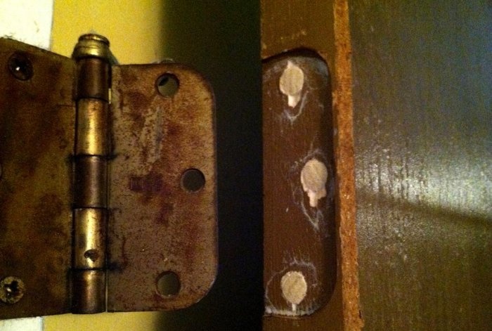 Recuperarea găurilor rupte pentru șuruburile balamalei ușii