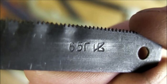 Metal için bir demir testeresi bıçağını kısaltma yöntemi