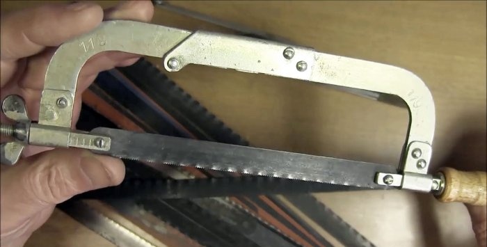 Un mètode per escurçar una fulla de serra per a metall