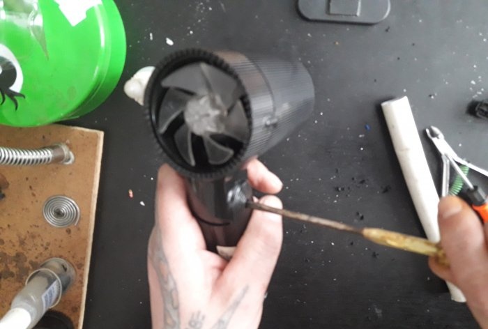 Mini vacuum cleaner mula sa isang old hairdryer