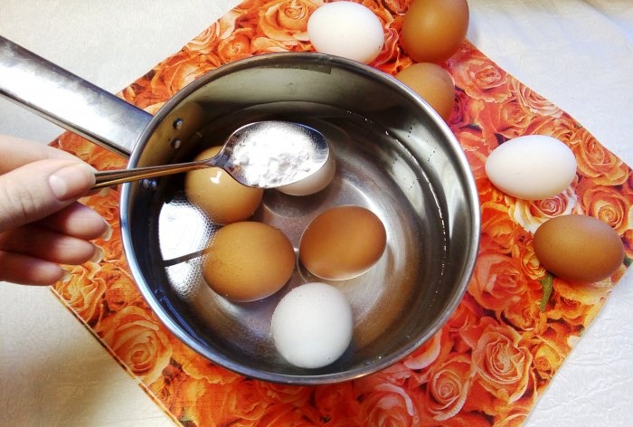 Haşlanmış yumurtaları hızlı bir şekilde soyma 4 kanıtlanmış yöntem
