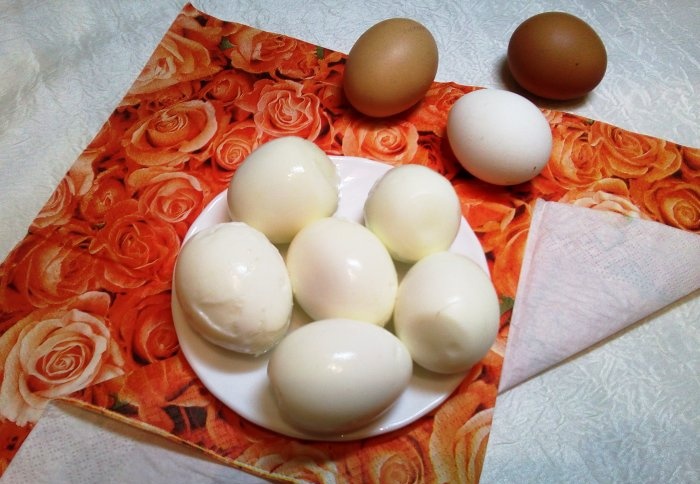 A főtt tojás gyors hámozása 4 bevált módszer