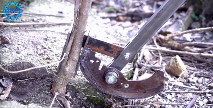 Cum să faceți un uprooter manual pentru tufișuri și copaci mici