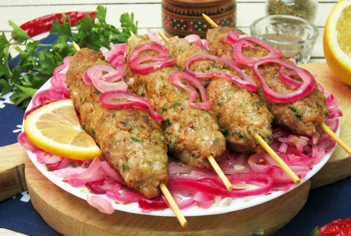 Kebab de cerdo en una sartén