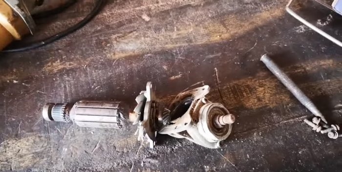 Screwdriver gear mula sa isang sirang gearbox ng gilingan