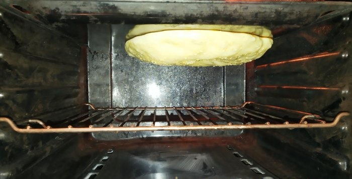 Tortilla Uzbekistan dalam ketuhar. Dari tandoor.