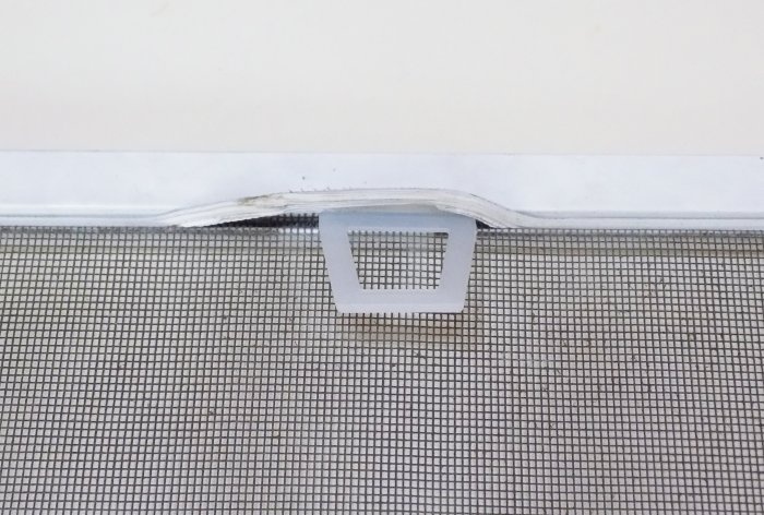 Cum să înlocuiți mânerele pe o plasă de țânțari din plastic