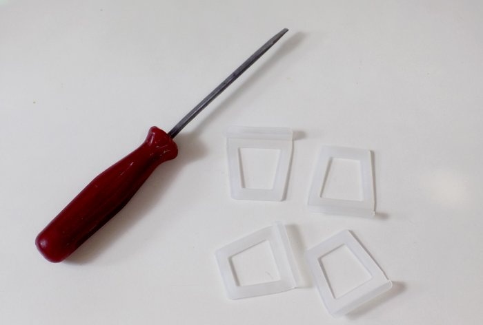 Cum să înlocuiți mânerele pe o plasă de țânțari din plastic