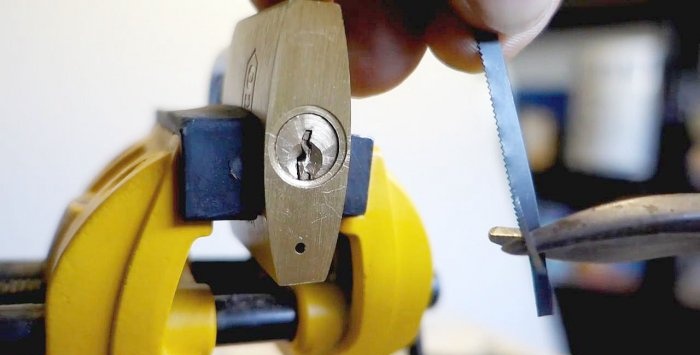 Hur man tar bort ett nyckelchip från låset